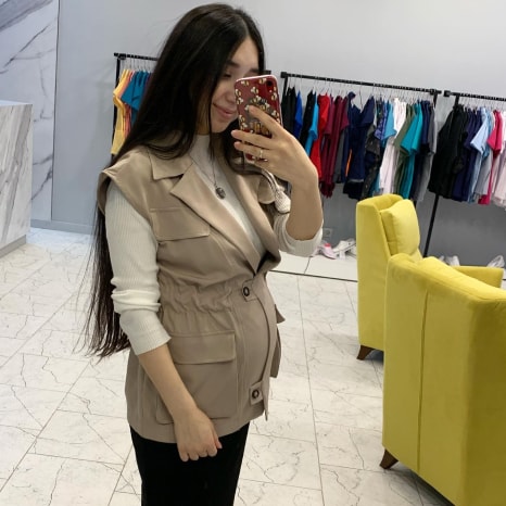 Девушка делает фото себя в новом образе