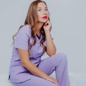 Девушка в медицинской стильной одежде