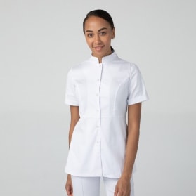 Девушка в белой медицинской одежде