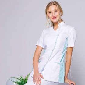 Девушка в белой медицинской одежде