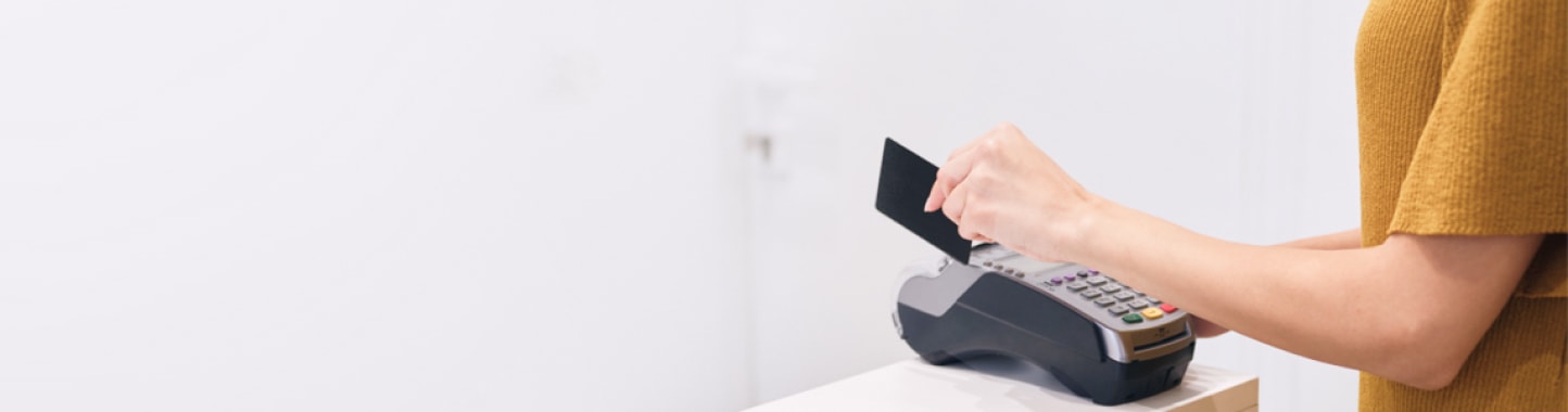 Одежда и акссесуары на фиолетовом фоне