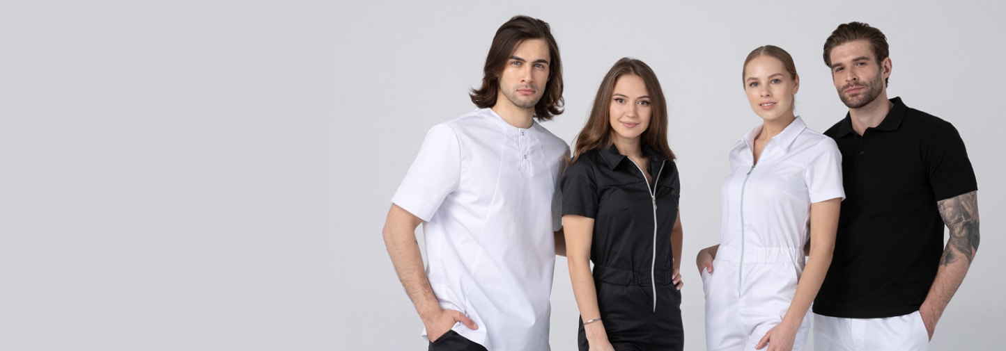 Две пары мужчин с женщинами одетыми в черно-белую одежду